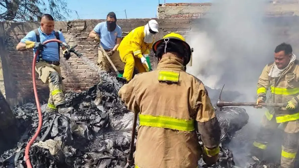 INCENDIO BASURA CASAS - Cortesía Bomberos de León (1)